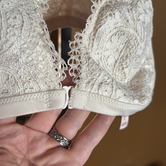 Victoria’s Secret Body by Victoria Cream Lace Bra Bralette Size Small - Picture 5 of 10
